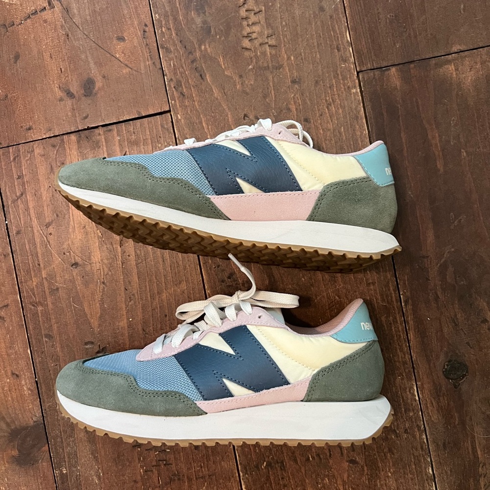 New Balance Women's 327 Blue and Pink Sneakers size 9.5